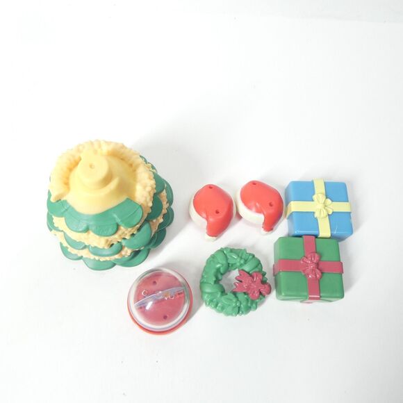 Bluey Christmas Action Figure Accessory Lot Snowglobe Tree Wreath Santa Hat Gift - Picture 2 of 5